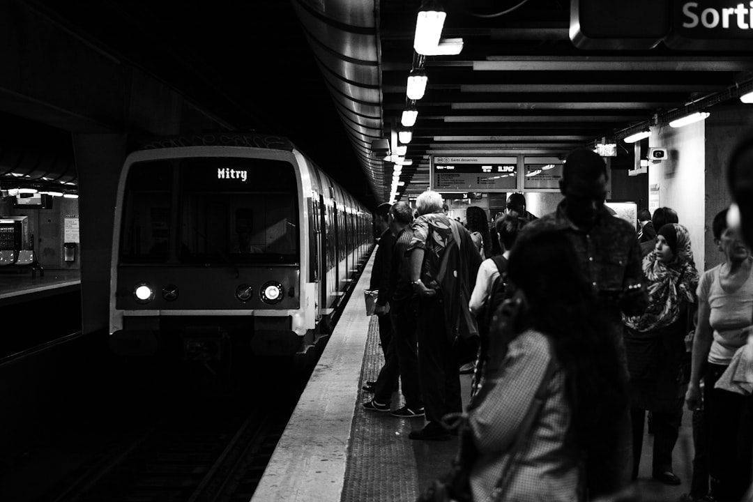 découvrez le métro parisien, un réseau emblématique et pratique pour explorer la ville lumière. profitez d'un voyage facile et rapide à travers les différents quartiers de paris tout en admirant son architecture unique. partez à la découverte des sites touristiques et des trésors cachés de la capitale française grâce à ce moyen de transport incontournable.