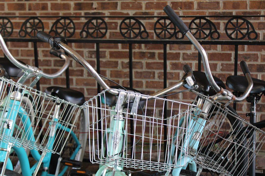 découvrez la liberté de parcourir la ville à votre rythme avec notre service de location de vélos. que ce soit pour une balade tranquille ou une aventure sportive, profitez de nos vélos de qualité, adaptés à tous les niveaux. réservez dès maintenant et explorez les environs en toute simplicité !