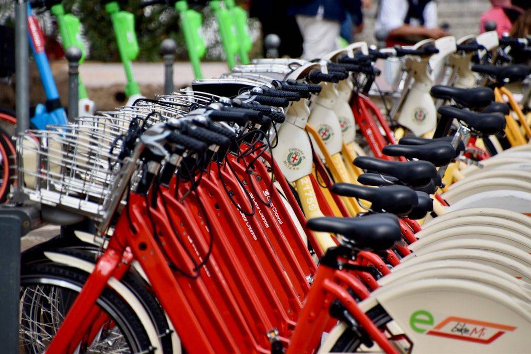 louez un vélo et explorez la ville à votre rythme ! découvrez notre service de location de vélos qui vous offre un large choix de modèles adaptés à tous vos besoins. profitez de tarifs compétitifs et d'une expérience inoubliable en pédalant à travers les routes pittoresques. réservez votre vélo dès aujourd'hui !