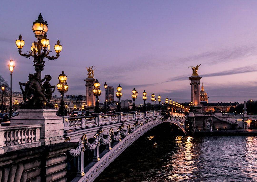 découvrez les attractions emblématiques de paris, de la tour eiffel à notre-dame, en passant par le louvre. explorez la magie de la ville lumière avec nos conseils pour profiter au maximum de votre visite.