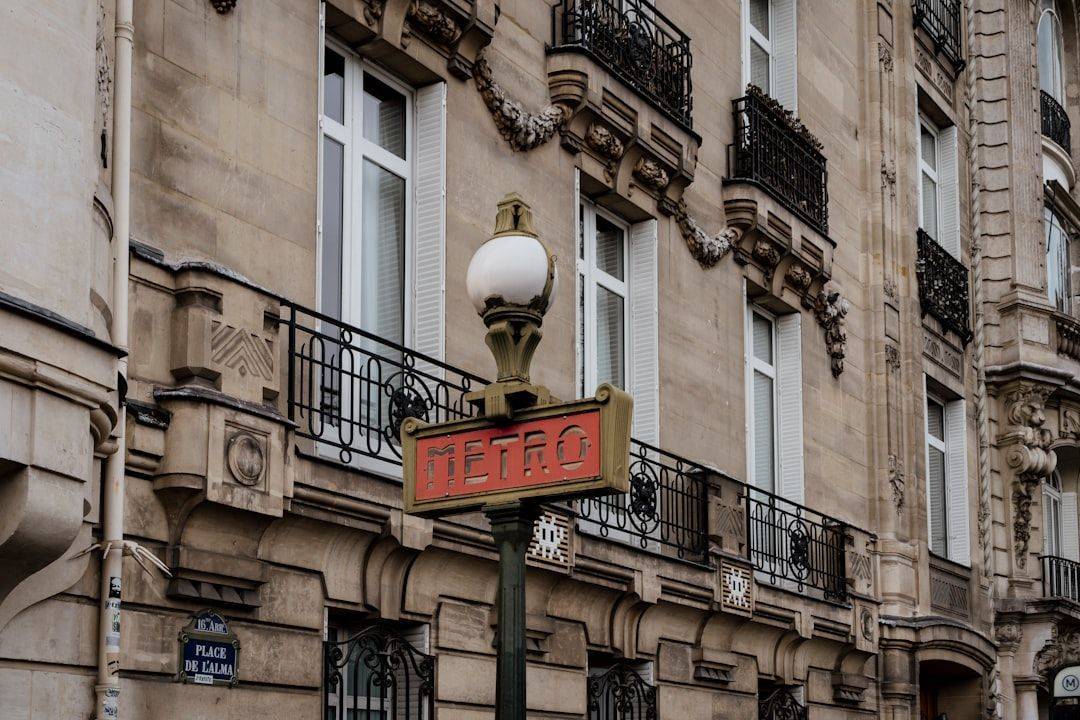 découvrez le métro de paris, un réseau de transport emblématique qui vous permet d'explorer la ville lumière facilement et rapidement. avec ses lignes étendues et ses stations historiques, le métro parisien est la clé pour accéder aux incontournables de la capitale française.