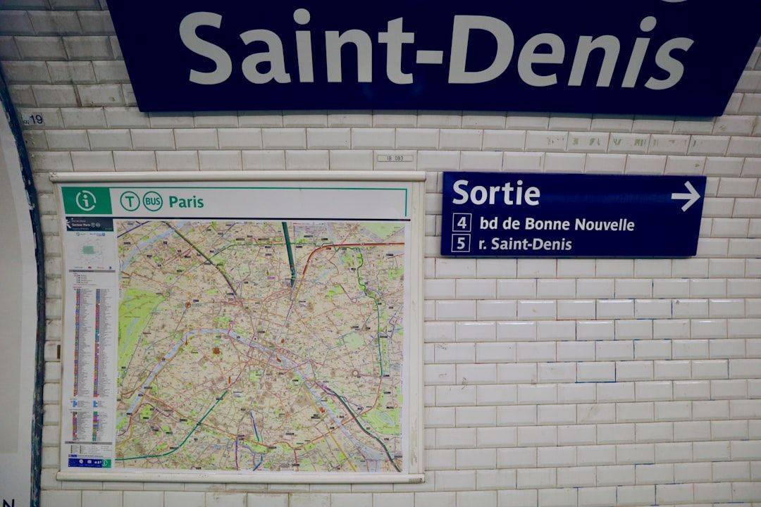 découvrez le métro de paris, un système de transport emblématique qui relie les sites incontournables de la capitale française. explorez ses lignes, stations et astuces pour naviguer facilement dans la ville lumière.