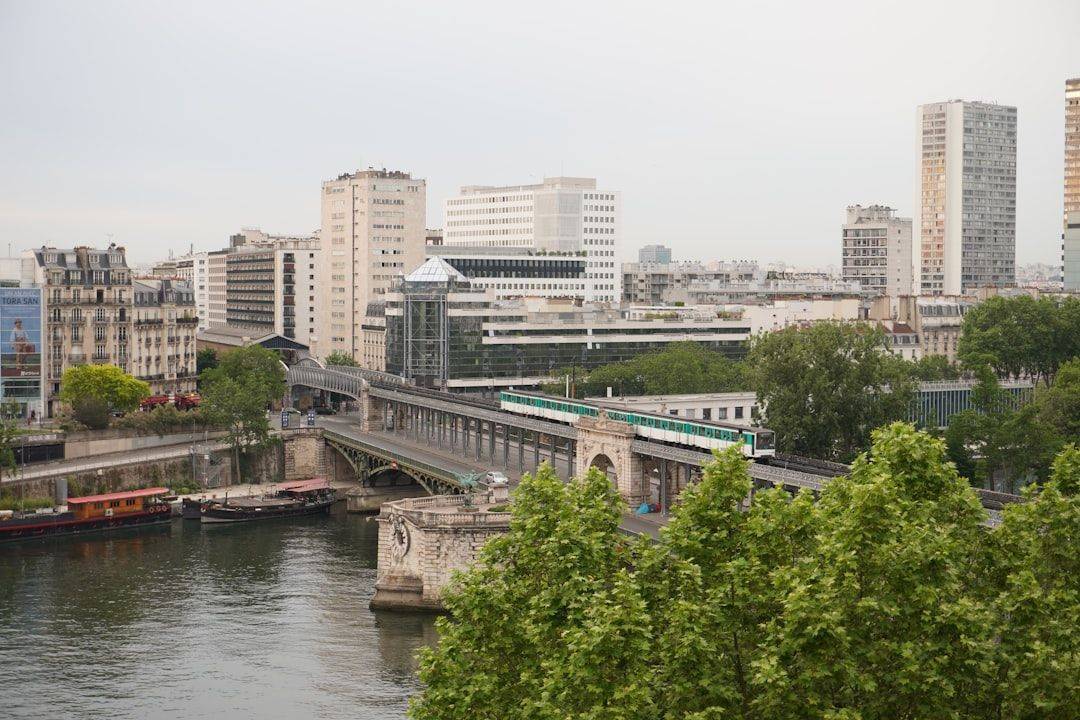 découvrez le métro de paris, un réseau emblématique et pratique qui facilite vos déplacements dans la capitale. explorez ses lignes, ses stations historiques et les astuces pour naviguer facilement dans cette ville pleine de culture et d'histoire.