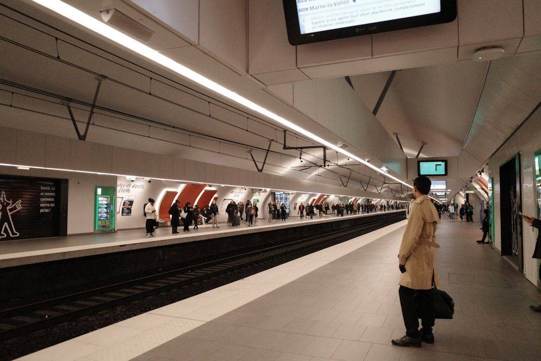 découvrez le métro de paris, un système de transport emblématique et efficace qui relie les points d'intérêt de la capitale française. explorez les lignes, les stations historiques et les conseils pratiques pour naviguer facilement dans la ville lumière.